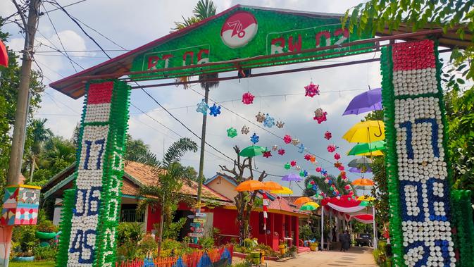 Gapura Lorong Nangka 1 Desa Sugihwaras Talang Jambe Palembang Sumsel, yang dibangun dari memanfaatkan ratusan botol bekas (Liputan6.com / Nefri Inge)