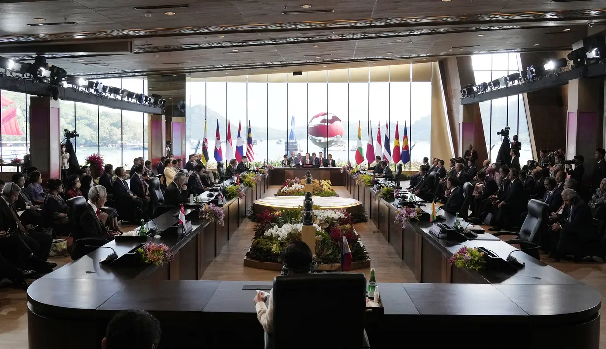 Usai seluruh delegasi hadir, para pemimpin negara tersebut berkumpul di ruang sidang untuk segera memulai KTT ASEAN 2023. (AP Photo/Achmad Ibrahim, Pool)