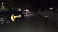 Polisi berjaga di TKP pembacokan anggota DPRD Jeneponto (Liputan6.com/Dok: Polres Jeneponto)