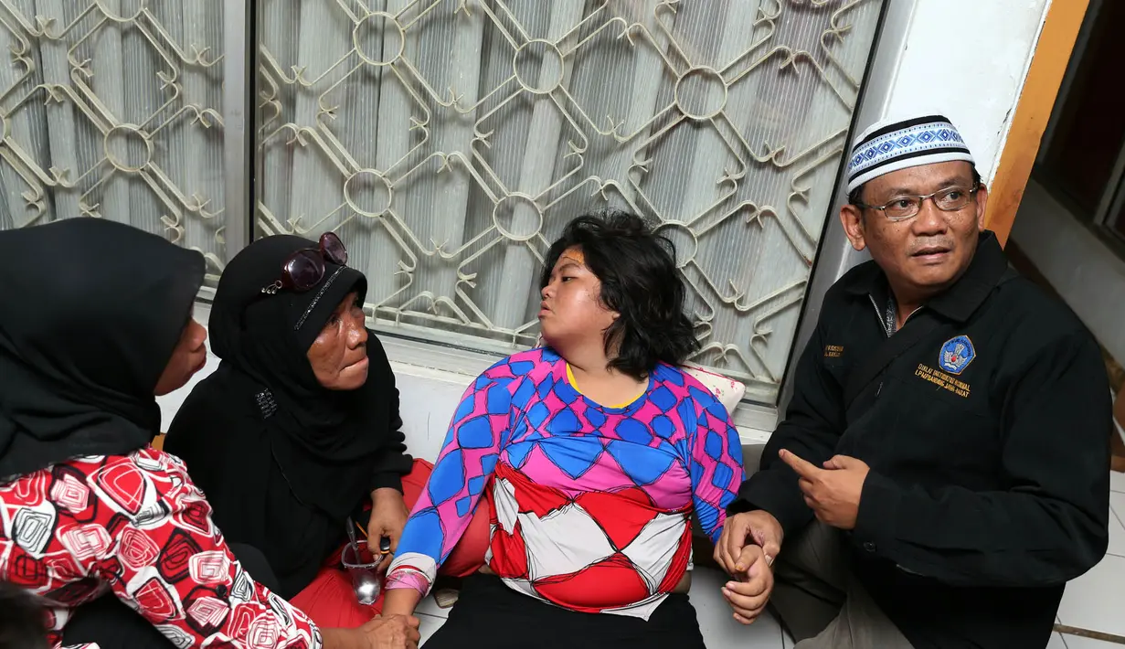 Siapa sangka remaja ini sempat kesurupan usai tahlilan Olga Syahputra berlangsung (Foto: Muhammad Akrom Sukarya)