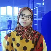 Main film perdana, Ria Ricis banyak berdiskusi bagaimana akting adegan sedih dengan kakaknya, Oki Setiana Dewi. 