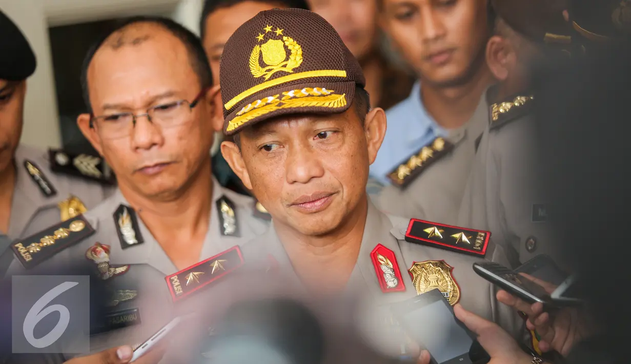 Irjen Tito Karnavian saat ditanya wartawan usai rapat dengan Basuki T Purnama di Balaikota, Jakarta, Senin (15/6/2015). Rapat Forkopimda diadakan untuk menyikapi perkembangan Kamtibmas menjelang bulan suci ramadan 1436 H. (Liputan6.com/Faizal Fanani)