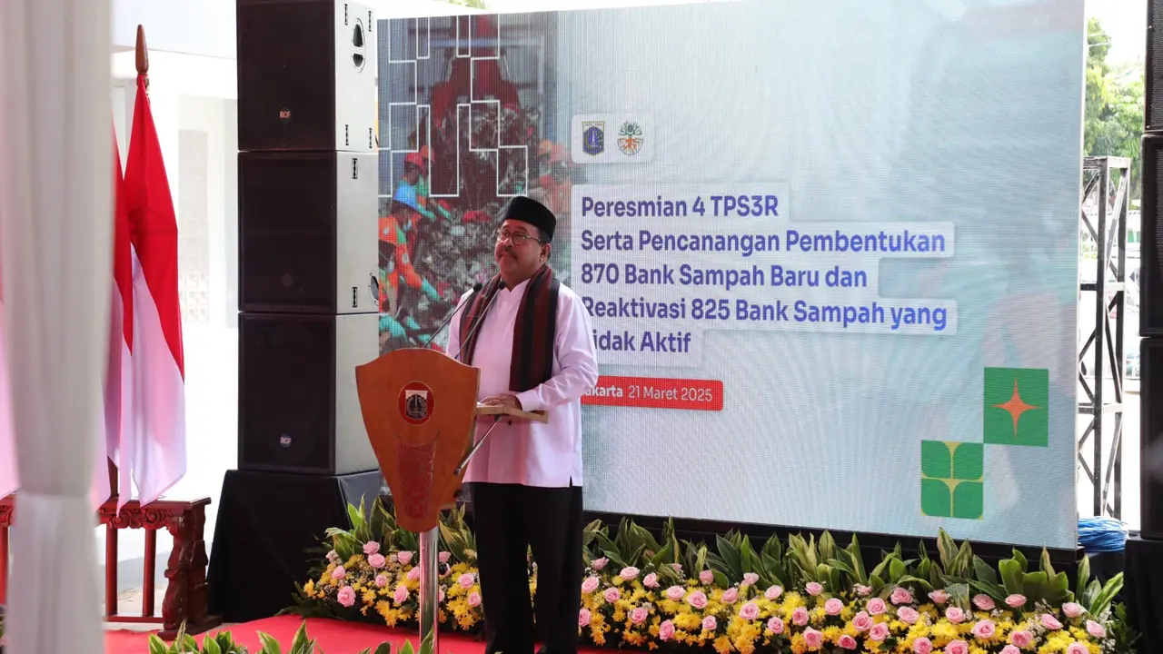 Wakil Gubernur Jakarta, Rano Karno saat meresmikan 4 Tempat Pengolahan Sampah Reduce, Reuse, Recycle (TPS 3R) di Semper Barat, Jakarta Utara, Jumat (21/3/2025).