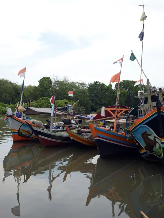 Sejumlah perahu nelayan bersandar di Dermaga Muara Angke, Jakarta, Selasa (19/2021). Memasuki musim pancaroba ditambah kencangnya angin, nelayan mengatakan hasil tangkapan ikan menjadi tidak menentu. (merdeka.com/Imam Buhori)