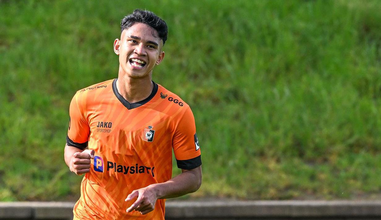 <p>Pemain KMSK Deinze, Marselino Ferdinan (kiri) merayakan gol ketiga timnya saat laga lanjutan Divisi 2 Belgia 2022/2023 melawan Virton di Stadion Burgemeester Van De Wiele, Sabtu (22/04/2023) malam WIB. Melalui gol perdana Marselino, KMSK Deinze berhasil menang dengan skor 3-1. (Twitter/@KMSKDeinze)</p>