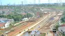 Pekerja menyelesaiakn penghalusan jalan pada  proyek pembangunan jalan tol Depok-Antasari (Desari) seksi 2 Brigif-Sawangan di kawasan Krukut, Depok, Jawa Barat, Selasa (12/3). (merdeka.com/Arie Basuki)