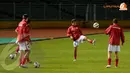 Begitu tiba di Stadion GBK Jakarta para pemain Timnas Kyrgyzstan langsung melakukan pemanasan (Liputan6.com/ Helmi Fithriansyah)
