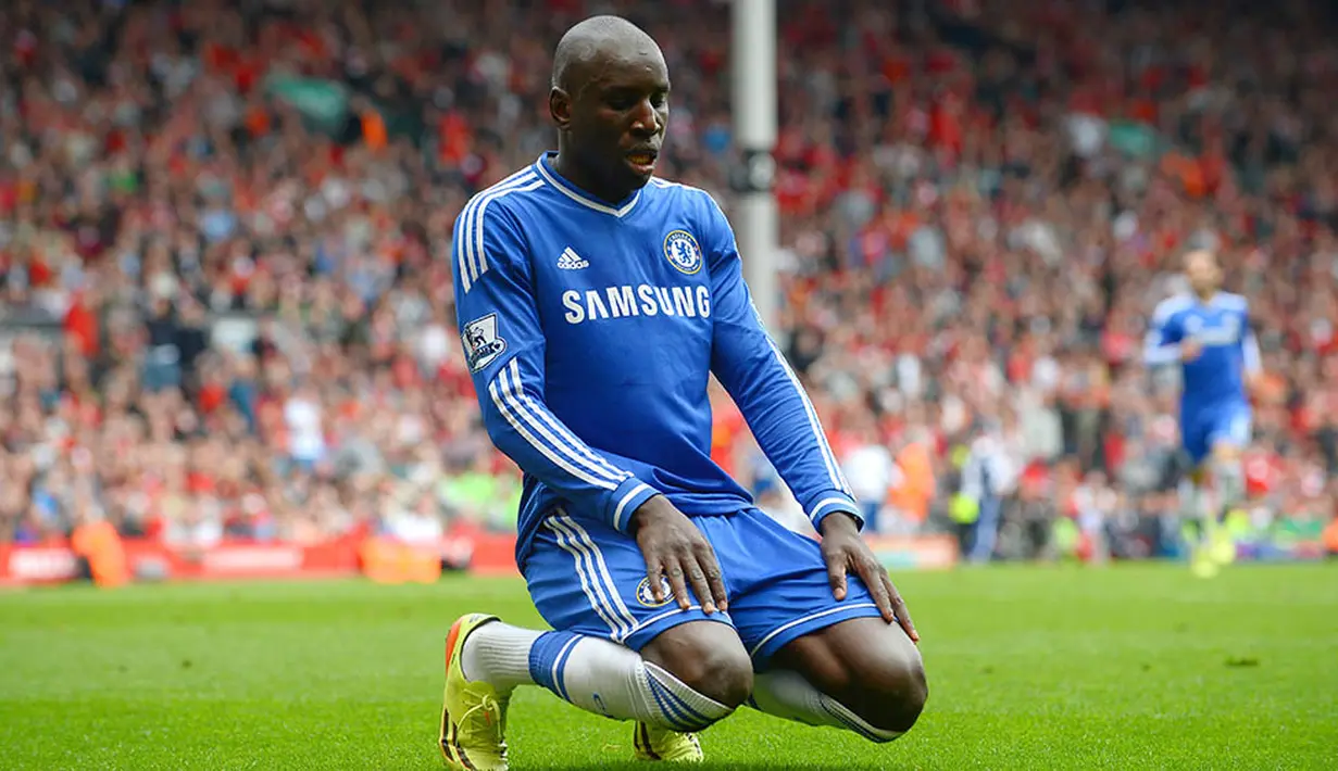 8. Demba Ba - Kepergian Drogba dan mandulnya Torres membuat manajemen Chelsea mendatangkan dirinya ke Stamford Bridge. Mantan bomber Newcastle ini hanya menjadi penghias bangku cadangan The Blues. (AFP/Andrew Yates)