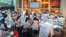 Para tamu melakukan makan malam bersama dalam Diner en blanc  di alun-alun Lincoln Center, New York, Selasa (22/8). Untuk mendapatkan undangan acara ini, peserta diharuskan mengenal salah seorang anggota organisasi Diner en Blanc. (AP Photo/Julie Walker)