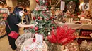 Pengunjung melihat pernak-pernik natal di sela-sela pembukaan supermarket Ranch Market di Lippo Mall Puri, Jakarta, Jumat (12/11/2021). Menyambut natat, supermarket premium menghadirkan dekorasi Natal. (Liputan6.com/Fery Pradolo)