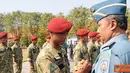 Citizen6, Surabaya: Dankodikopsla Laksma TNI  Yayat Achmad Hadirat, mengucapkan selamat kepada 28 siswa pendidikan brevet pasukan katak di Lapangan Apel Kodikopsla, Ujung, Surabaya, Kamis (2/8). (Pengirim: Penkobangdikal).