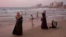 Muslim Palestina menghabiskan hari libur Lebaran di pantai Tel Aviv, Israel, 6 Juni 2019. Selama Idul Fitri, warga Palestina mengunjungi pantai di kawasan Tel Aviv untuk menandai berakhirnya ibadah puasa Ramadan. (AP Photo/Oded Balilty)