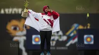 Pepanah putri Indonesia, Sri Ranti, merayakan kemenangan pada SEA Games cabang panahan nomor compound di National Sports Council, Kuala Lumpur, Rabu (16/8/2017). Dirinya meraih emas pertama untuk Indonesia. (Bola.com/Vitalis Yogi Trisna)