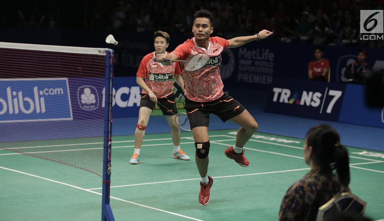Ganda Campuran Indonesia, Tontowi Ahmad/Liliyana Natsir menahan kok dari Zheng Siwei/Chen Qingchen asal China dalam final BCA Indonesia Open 2017 di Jakarta, Minggu (18/6). Tontowi/Liliyana menang 22-20 21-15. (Liputan6.com/Faizal Fanani)