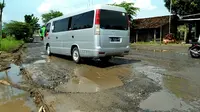 Jalan nasional yang berada di jalur tengah Jawa Tengah atau jalan Tegal-Brebes-Purwokerto di wilayah Kabupaten Brebes dan Tegal kondisinya rusak parah sejak dua bulan belakangan. (Liputan6.com/Fajar Eko Nugroho)