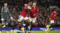 Pemain Manchester United Marcus Rashford&nbsp;(kiri) berselebrasi dengan&nbsp;Alejandro Garnacho setelah mencetak gol kedua timnya ke gawang Aston Villa pada putaran ketiga Carabao Cup. MU menang menang 4-2 di Old Tafford, Manchester, Inggris, Kamis (11/11/2022) dini hari WIB. (AP Photo /Dave Thompson)