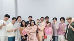 Felicya Angelista juga mengajak kedua anak, suami dan rekannya untuk foto bareng EXO. "Terima kasih banyak @weareone.exo buat kebahagiaan dan kenangan indah yang diberi hari ini untuk semua Sahabat Scarlett dan Exo-L ga akan terlupakan!!" tulis Felicya. (Foto: Instagram/ felicyangelista_)