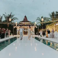 Nikmati hangatnya makan malam bersama orang-orang spesial/copyright Terralogical