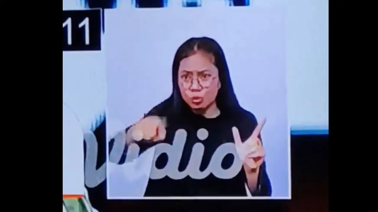 Tampil dengan Energik, Juru Bahasa Isyarat Tarik Perhatian Warganet di Debat Capres Ketiga