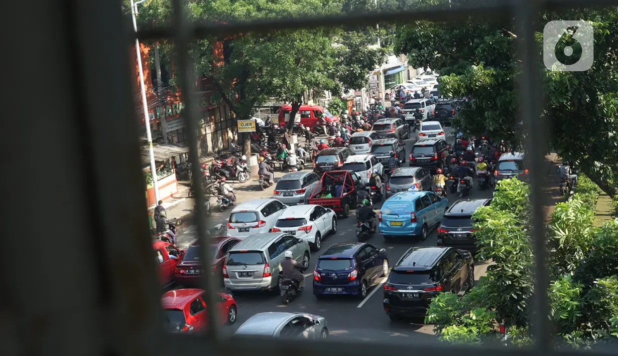 Suasana kendaraan terjebak macet di i Jalan Lenteng Agung Raya, Tanjung Barat, Jakarta Selatan, Selasa (20/10/2020). Mulai meningkatnya aktivitas warga selama PSBB transisi menyebabkan kemacetan kembali terjadi di sejumlah titik Ibu Kota. (Liputan6.com/Immanuel Antonius)