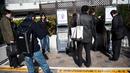 Sejumlah perokok berkumpul di smoking area yang disediakan di Naka-Meguro, Tokyo (10/3). Kesadaran warga Jepang termasuk tinggi dengan tertibnya para perokok yang tidak merokok di sembarang tempat. (AFP Photo/BEHROUZ MEHRI)