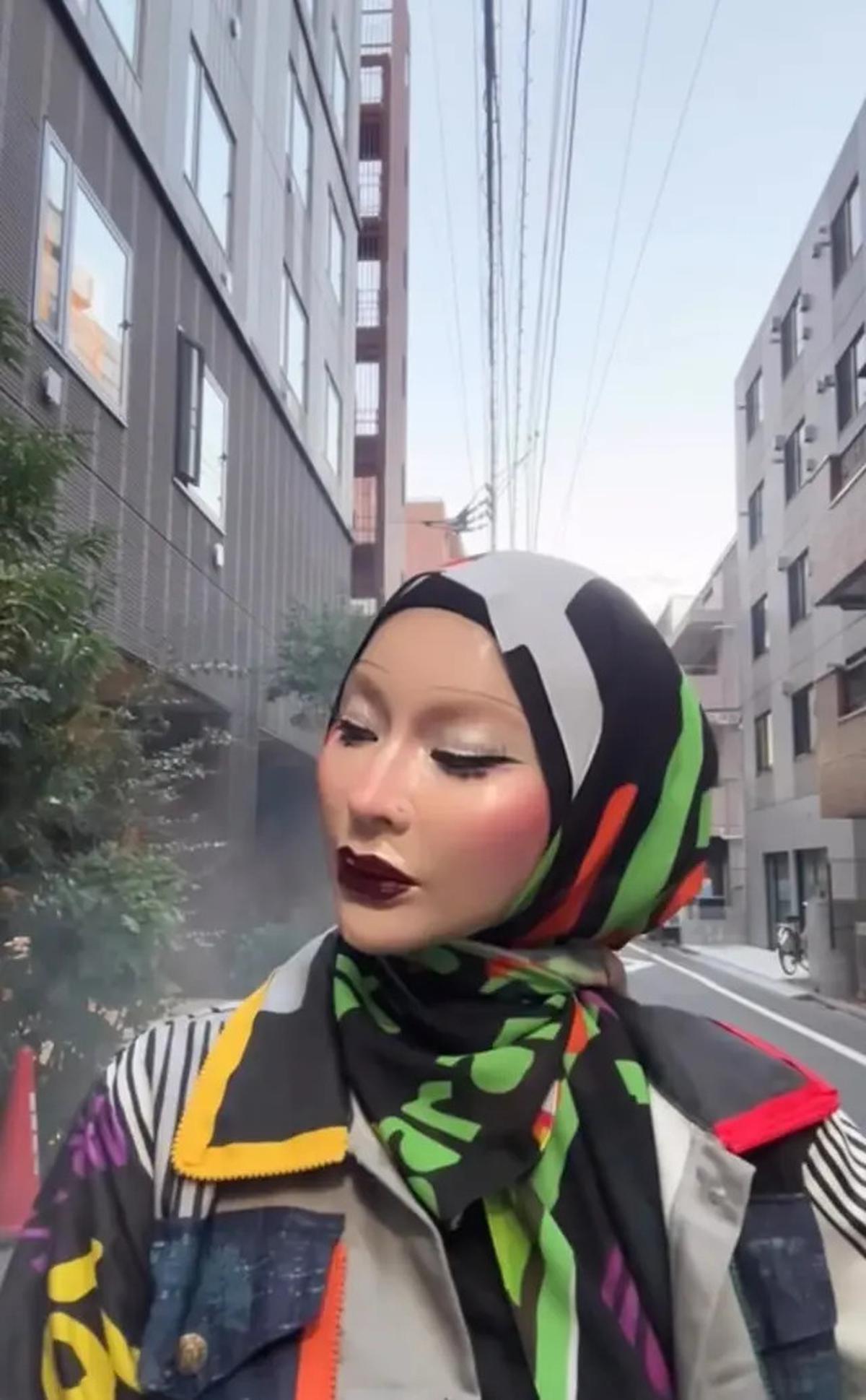 7 Potret Sarah Vi Pakai Makeup Porcelain, Tebalnya Bak Boneka Jepang
