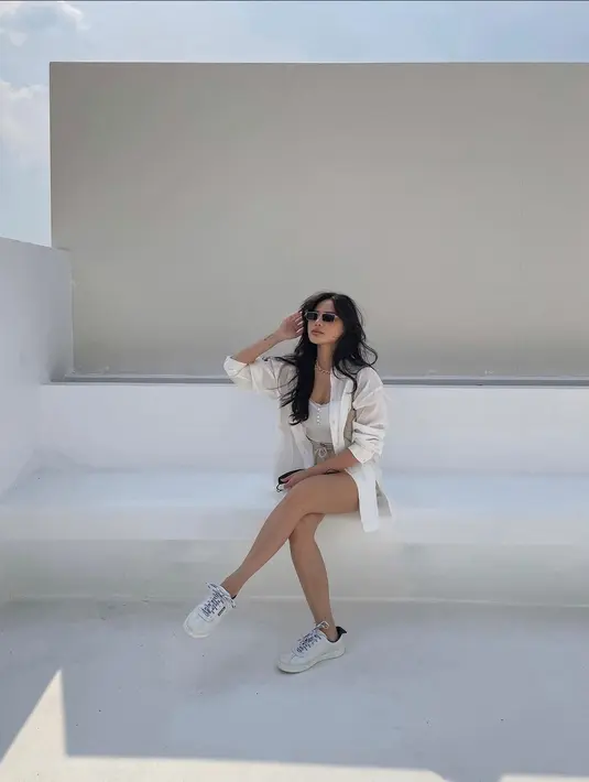 <p>Kemeja berwarna white broken juga wajib kamu miliki karena dapat digunakan seperti biasa atau outerwear.&nbsp;(instagram/vinnagracia)</p>