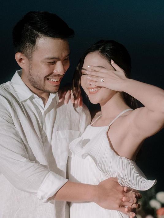 Dan putih kembali menjadi opsi gaya pesta lamaran Jessica Mila dan Yakup Hasibuan. Jessica Mila memakai dress pleats dengan aksen ruffle yang romantis, sementara itu Yakup memakai kemeja putih (Foto: Intsgaram @jscmila)