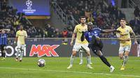 Pemain Inter Milan Romelu Lukaku menendang bola ke gawang FC Porto yang membuahkan gol dalam pertandingan leg pertama babak 16 besar Liga Champions 2022/2023 yang berlangsung di San Siro, Milan, Kamis (23/2/2023) WIB. (AP Photo/Luca Bruno)
