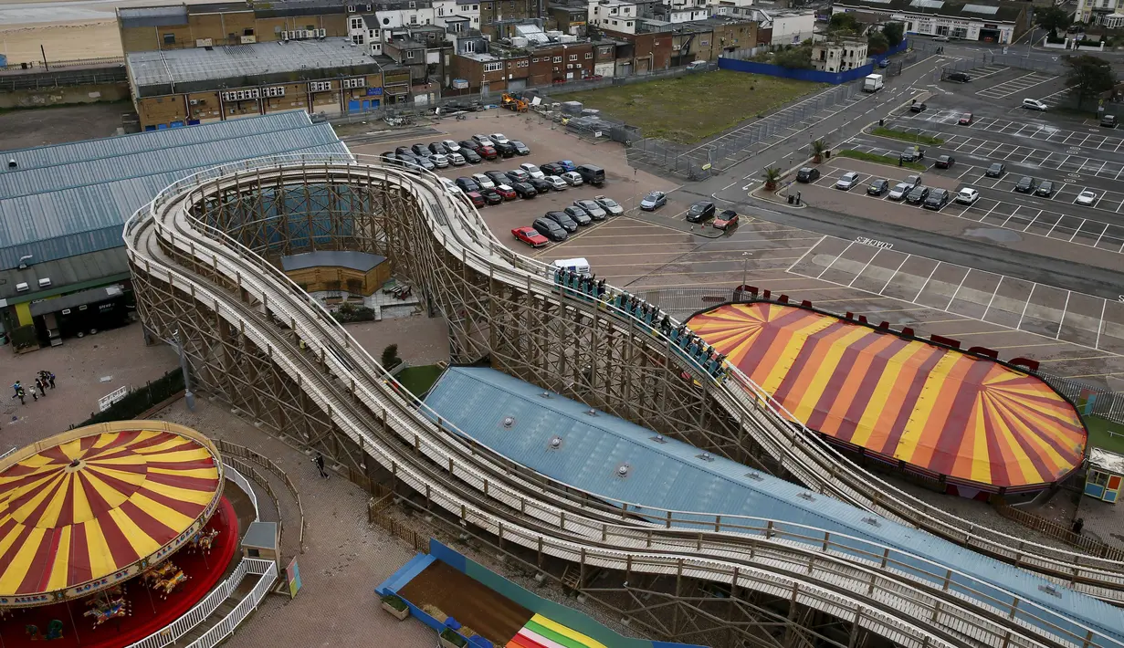 Tampak pengunjung menikmati wahana roller coaster yang terbuat dari kayu di Dreamland, Inggris, Kamis (15/10/2015).  Roller coaster ini akan dibuka kembali pada hari Jumat. (REUTERS/Stefan Wermuth)