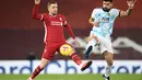 Gelandang Liverpool, Jordan Henderson (kiri) berebut bola dengan pemain Wolverhampton Wanderers, Ruben Neves pada pertandingan lanjutan Liga Inggris di Stadion Anfield, Liverpool, Inggris, Minggu (7/12/2020). Liverpool menang telak atas Wolverhampton 4-0. (Peter Powell/Pool via AP)