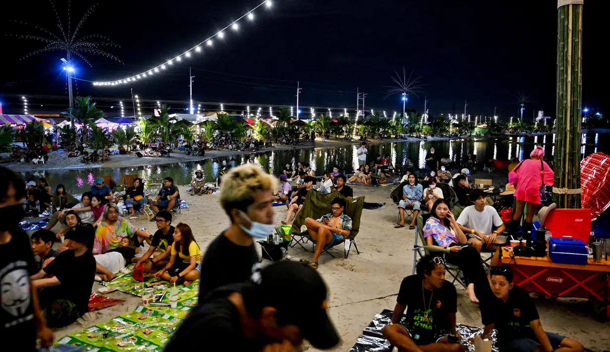 Orang-orang berkumpul untuk merayakan legalisasi ganja di “Thailand: 420 Legalaew!” festival akhir pekan yang diselenggarakan oleh Highland di provinsi Nakhon Pathom 11 Juni 2022. (AFP/Lillian Suwanrumpha)