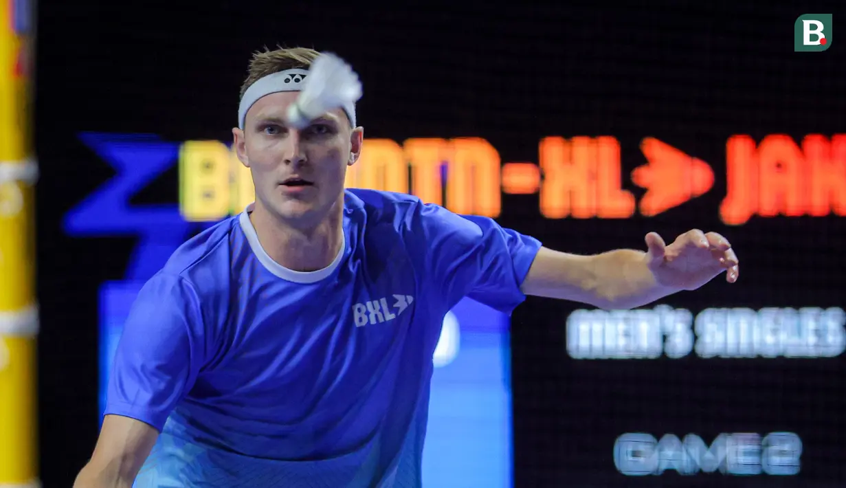 Pebulu tangkis Denmark, Viktor Axelsen dari tim Lightning berusaha mengembalikan kok ke arah Kodai Naraoka dari tim Rockets dalam laga tunggal putra Badminton XL 2025 di Istora Senayan, Jakarta, Sabtu (04/10/2025). (Bola.com/Bagaskara Lazuardi)