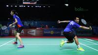 Aksi Hafiz Faizal mengembalikan kok ke pasangan Denmark, Mathias Chrisyensen/Christinna Pedersen pada babak kedua Indonesia Open 2018 di Istora Senayan, Jakarta, (5/6/2018). Gloria/Hafiz Faizal menang 14-21 21-13 21-7. (Bola.com/Nick Hanoatubun)