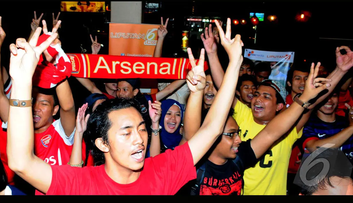 Pendukung Arsenal tak kalah antusias. Mereka berjingkrak kegirangan saat Arsenal mampu melesakkan 2 gol ke gawang City, Kemang, Minggu (10/8/2014) (Liputan6.com/Andrian M Tunay)