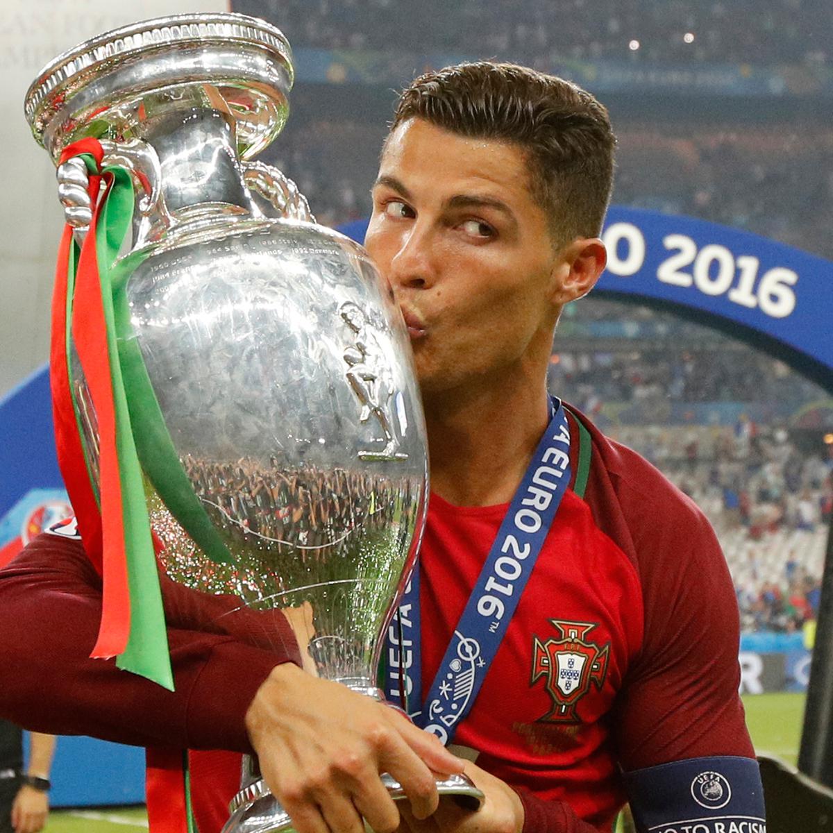 736 Wallpaper Ronaldo Angkat Piala Portugal Images - MyWeb