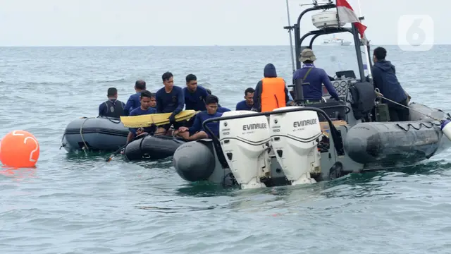 FOTO: Tim SAR Terus Cari Serpihan Pesawat Sriwijaya Air SJ 182