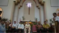 Sinta Nuriyah Wahid mengunjungi Gereja Santa Maria Tak Bercela (SMTB), salah satu gereja lokasi insiden ledakan bom di Surabaya, Jumat (8/6/2018). (Suarasurabaya.net/Istimewa)