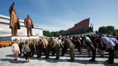 Warga dan tentara memberi penghormatan kepada patung mendiang pemimpin Kim Il Sung dan Kim Jong Il di Bukit Mansu, Pyongyang, Korea Utara, Senin (8/7/2019). Warga Korea Utara tengah memperingati 25 tahun meninggalnya Kim Il Sung. (AP Photo/Jon Chol Jin)