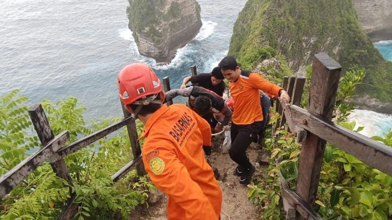Basarnas Berhasil Evakuasi WNA Ceko yang Cedera di Pantai Kelingking Nusa Penida