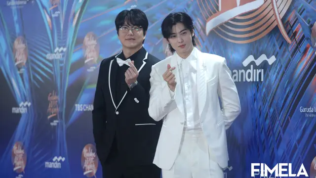 Sung Si Kyung dan Cha Eun Woo di redcarpet Golden Disc Awards 2024 di Jakarta. [Foto: Bayu Herdianto/Fimela]