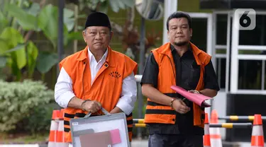 Bupati Sidoarjo Saiful Ilah (kiri) dan mantan anggota DPRD Bandung Tomtom Dabbul Qomar tiba di Gedung KPK, Jakarta, Selasa (4/2/2020). KPK memeriksa Saiful terkait dugaan suap proyek infrastruktur, sementara Tomtom terkait dugaan korupsi pengadaan RTH Pemkot Bandung. (merdeka.com/Dwi Narwoko)