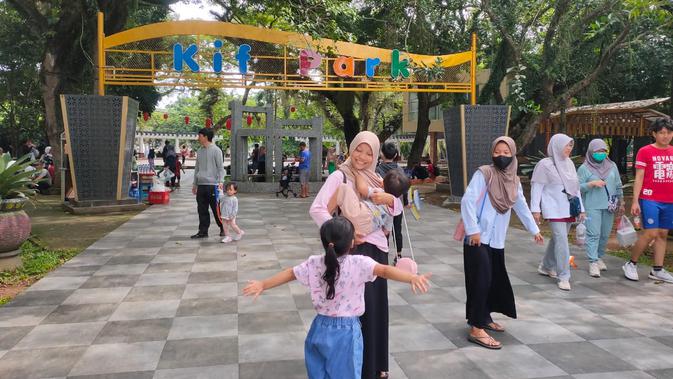 <p>Kambang Iwak Family (KIF) Park menjadi salah satu lokasi wisata Ruang Terbuka Hijau (RTH) yang ramah anak (Liputan6.com / Nefri Inge)</p>