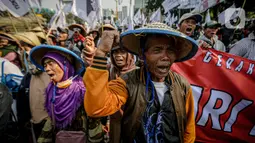 Tuntutan massa di antaranya mencabut omnibus law Undang-undang (UU) Cipta Kerja dan meminta pemerintah menurunkan harga beras, telur, dan sembako. (Liputan6.com/Faizal Fanani)