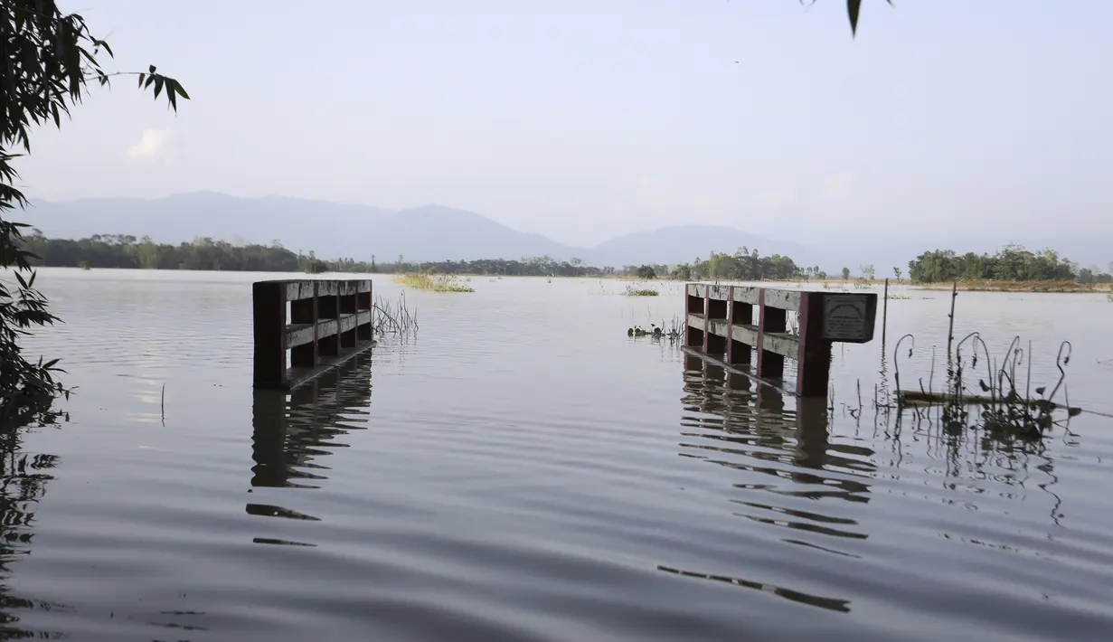 Sebuah jembatan terlihat terendam air banjir di daerah Kanaighat di Sylhet, Bangladesh (23/5/2022). Banjir bandang pra-musim telah membanjiri bagian dari India dan Bangladesh, menewaskan sedikitnya 24 orang dalam beberapa pekan terakhir dan mengirim 90.000 orang ke tempat penampungan. (AP Photo)