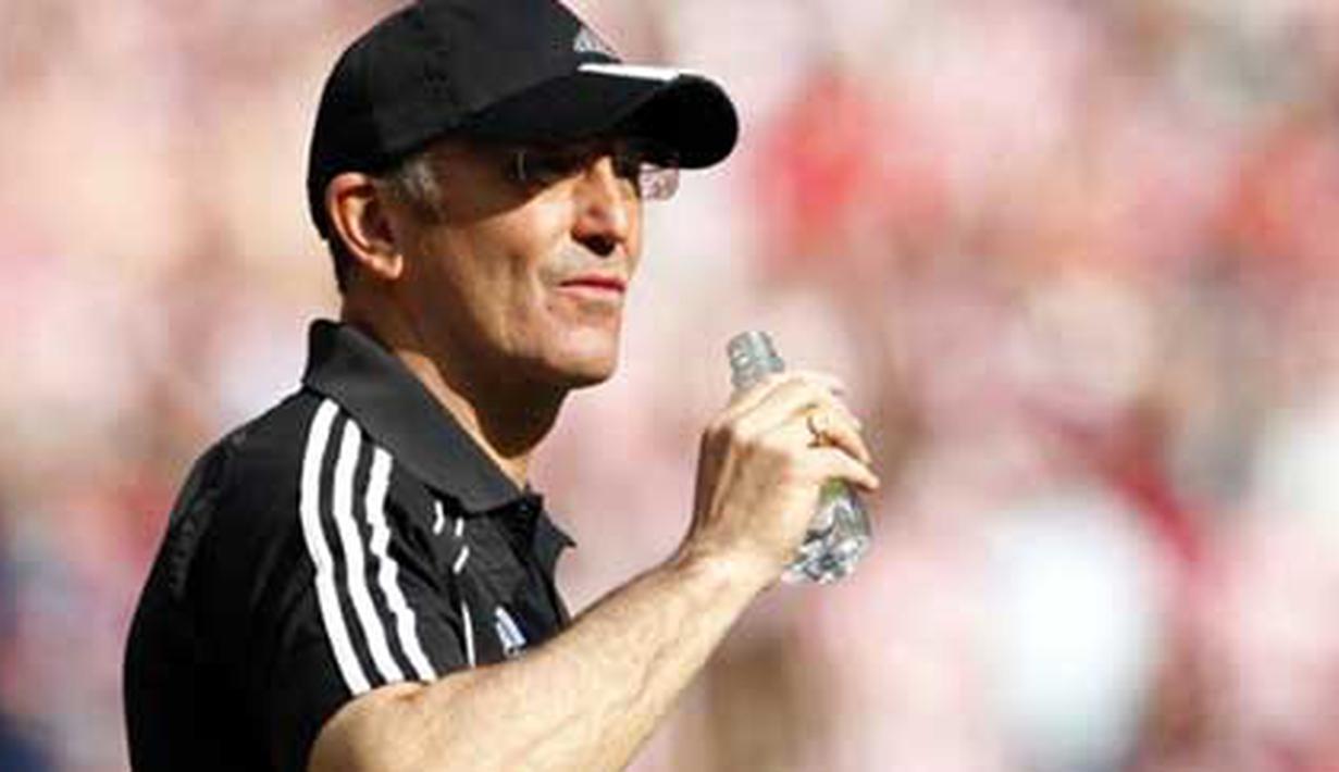 Gaya manajer Stoke City Tony Pulis sebelum kick-off semifinal FA Cup melawan Bolton Wanderers di Wembley Stadium, London, 17 April 2011. AFP PHOTO / IAN KINGTON
