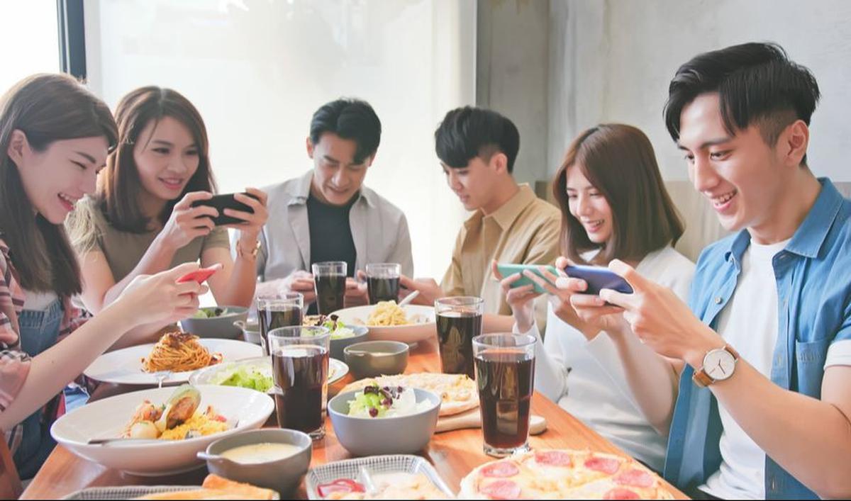 3. Mabar Game Seru dengan Orang lain di Rumah