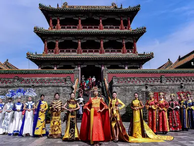 Para model menampilkan cheongsam, juga dikenal sebagai qipaos, selama Festival Budaya Cheongsam Shenyang di Istana Kekaisaran Shenyang di Shenyang, provinsi Liaoning, Chiina, Rabu (23/9/2020). (Photo by STR / AFP)