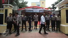 Petugas kepolisian berjaga di depan Kantor KPUD DKI Jakarta, Rabu (21/9). 364 personel gabungan dari Polda Metro dan Polres Jakpus disiagakan untuk mengamankan pendaftaran calon gubernur dan wakil gubernur Pilgub DKI 2017. (Liputan6.com/Immanuel Antonius)