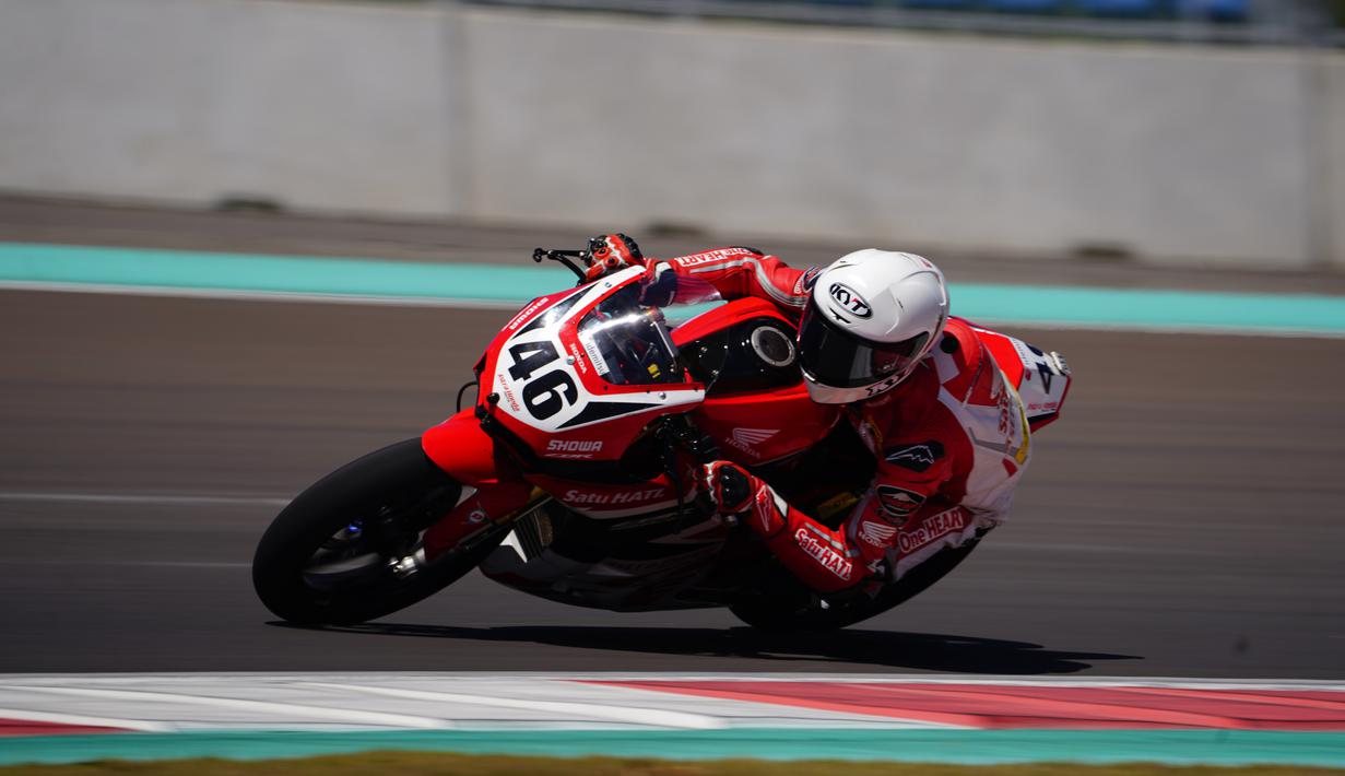 Pembalap Astra Honda Racing Team, Herjun Atna Firdaus, memacu motor Honda CBR 250 RR dalam sesi latihan bebas hari pertama seri Asia Road Racing Championship (ARRC) 2023 kelas AP250  di Sirkuit Mandalika, Lombok, Jumat (11/08/2023). Dalam sesi latihan bebas satu sampai tiga Herjun menempati posisi ketiga dengan torehan waktu 1 menit 47,606 detik. (Dok. AHRT)